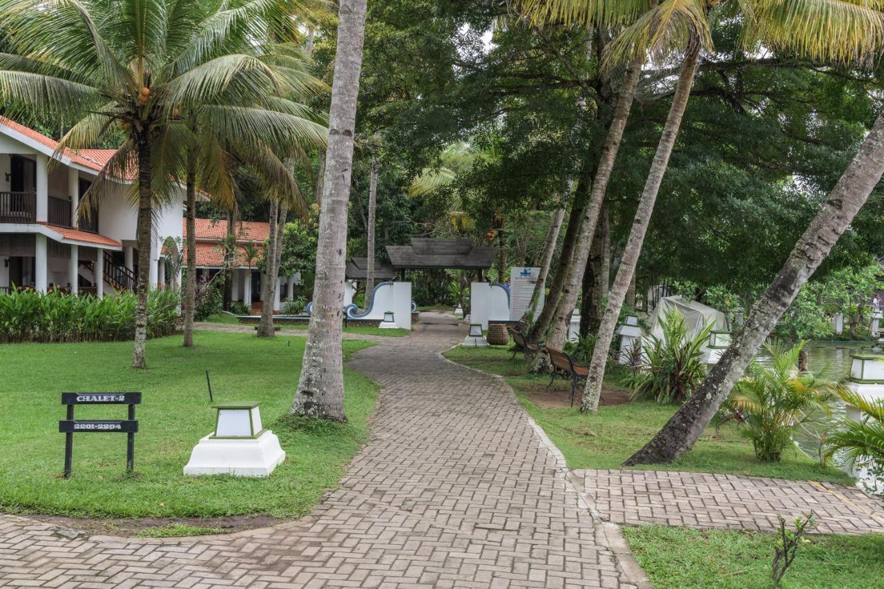 Club Mahindra Ashtamudi Hotel Nindakara Bagian luar foto