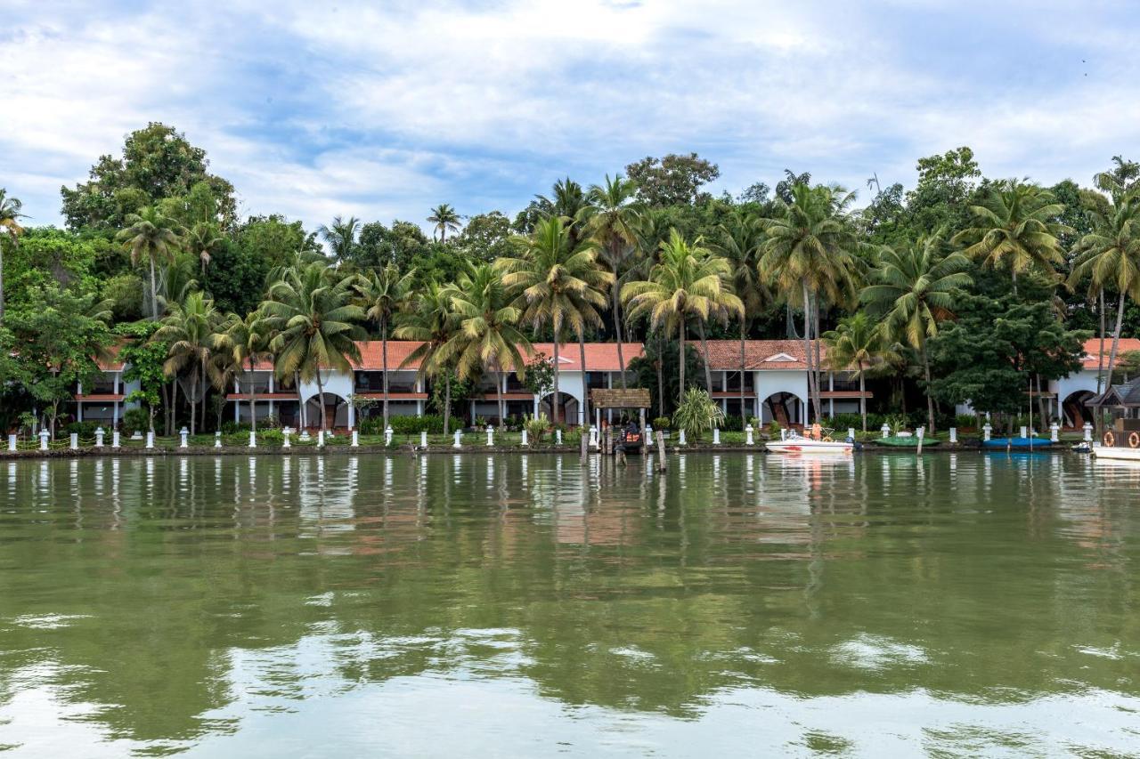 Club Mahindra Ashtamudi Hotel Nindakara Bagian luar foto