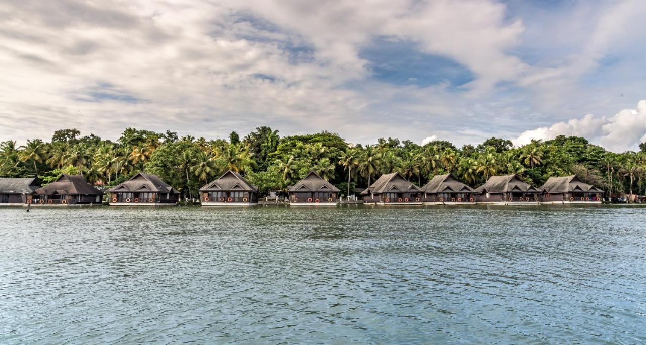 Club Mahindra Ashtamudi Hotel Nindakara Bagian luar foto