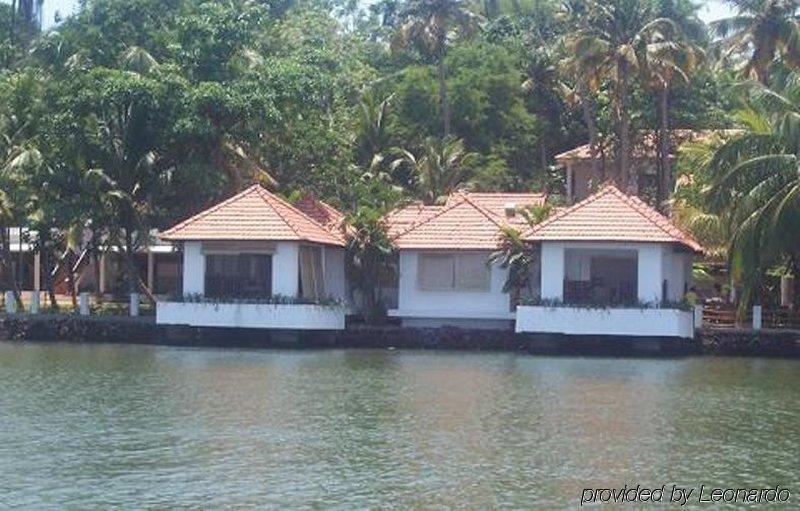 Club Mahindra Ashtamudi Hotel Nindakara Bagian luar foto