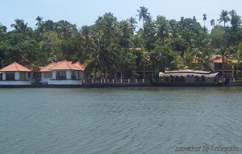 Club Mahindra Ashtamudi Hotel Nindakara Bagian luar foto