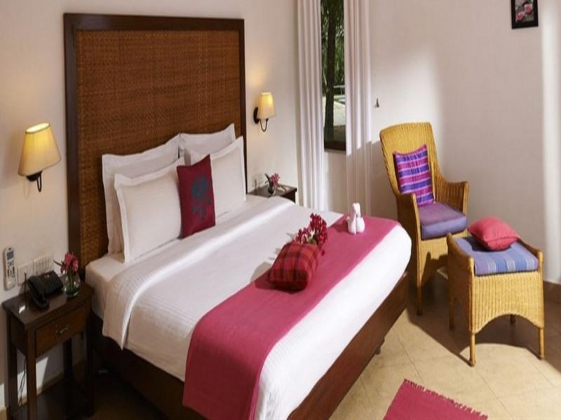 Club Mahindra Ashtamudi Hotel Nindakara Bagian luar foto
