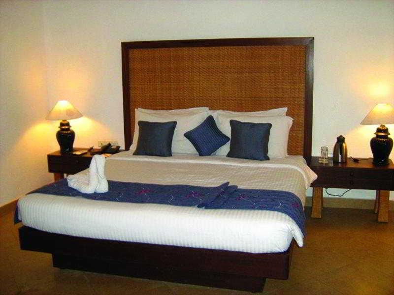 Club Mahindra Ashtamudi Hotel Nindakara Bagian luar foto