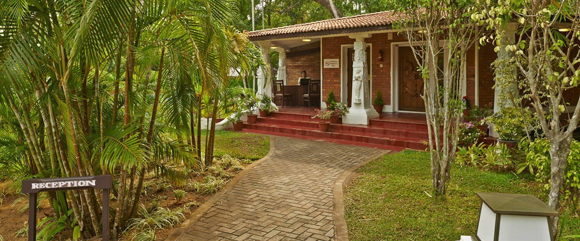 Club Mahindra Ashtamudi Hotel Nindakara Bagian luar foto