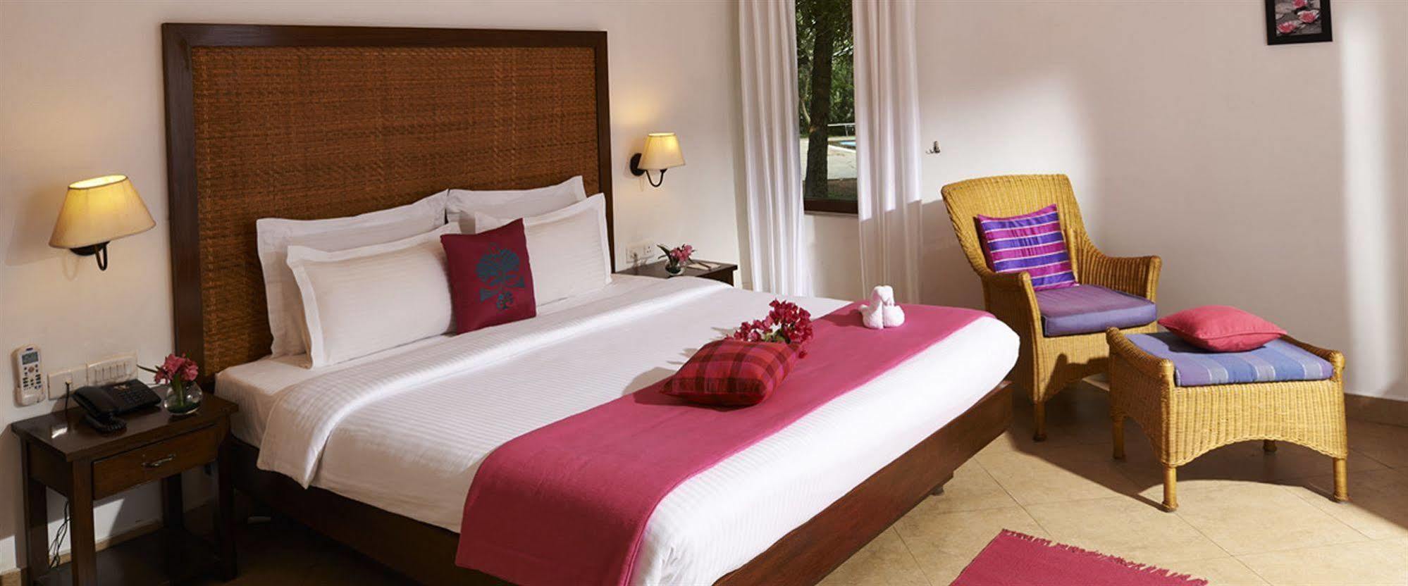 Club Mahindra Ashtamudi Hotel Nindakara Bagian luar foto