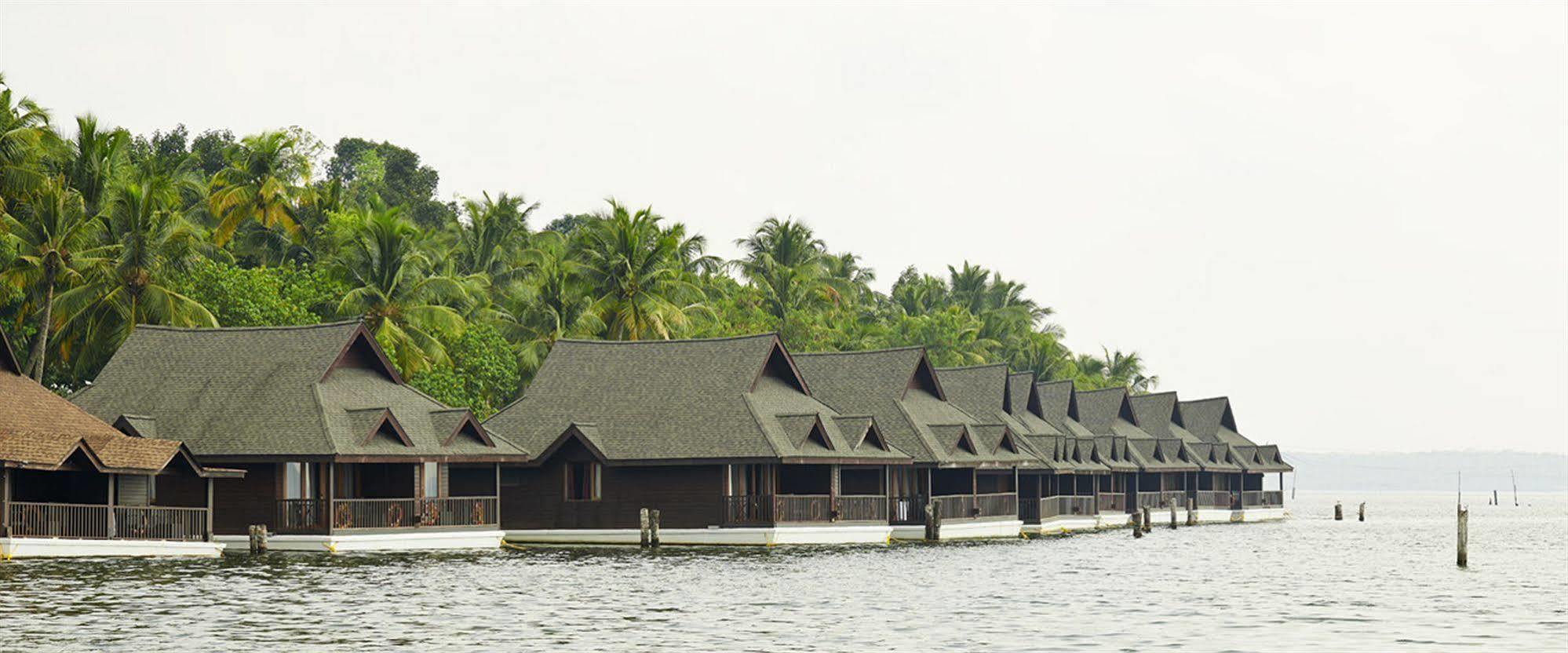 Club Mahindra Ashtamudi Hotel Nindakara Bagian luar foto