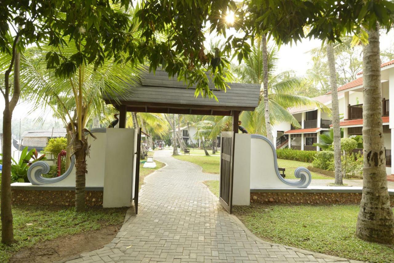 Club Mahindra Ashtamudi Hotel Nindakara Bagian luar foto